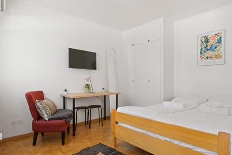 Bed, TV and multimedia, Photo of the whole room, Bedroom, towels, wardrobe