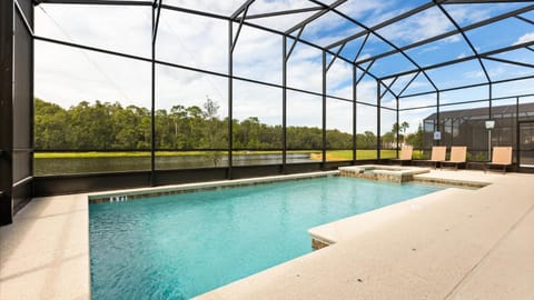 Lakeside Villa with Pool BBQ Cinema & Games Room House in Kissimmee