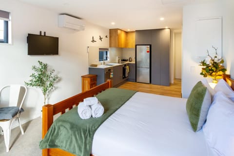 Bed, Kitchen or kitchenette, Photo of the whole room, Dining area, Bedroom, oven, stove, towels