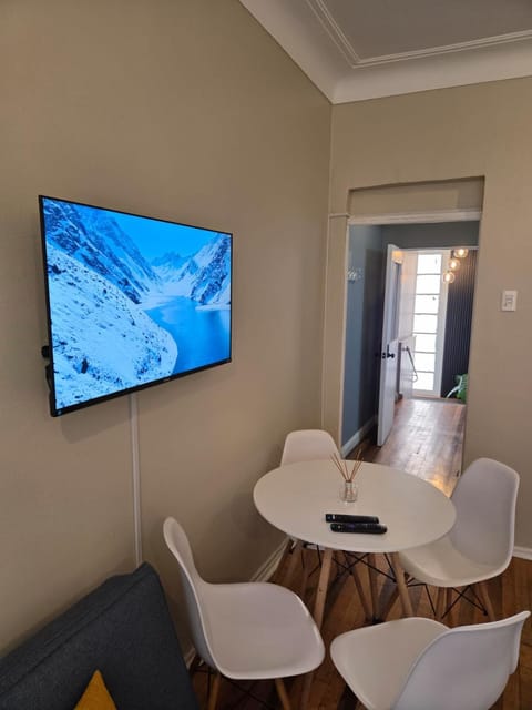 TV and multimedia, Living room, Seating area, Dining area