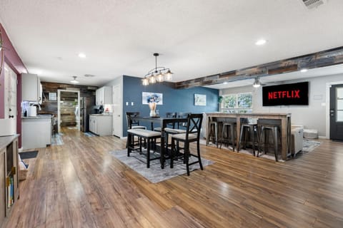 DFW Mid-Cities Oasis with Pool, Hot Tub and Fire Pit House in Hurst