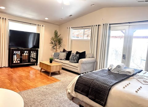 HUGE Master Suite Apt -Fire Pit-Gazebo- Cul de sac House in Medford