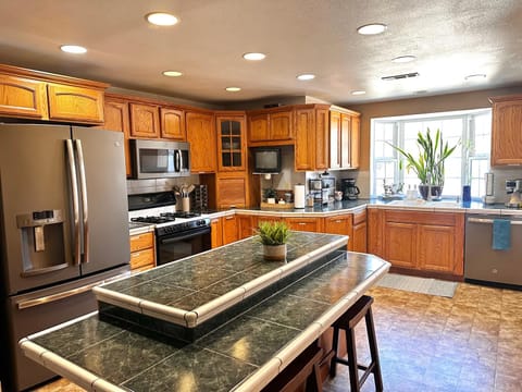 HUGE Master Suite Apt -Fire Pit-Gazebo- Cul de sac House in Medford