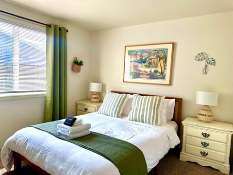 HUGE Master Suite Apt -Fire Pit-Gazebo- Cul de sac House in Medford