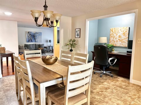 HUGE Master Suite Apt -Fire Pit-Gazebo- Cul de sac House in Medford