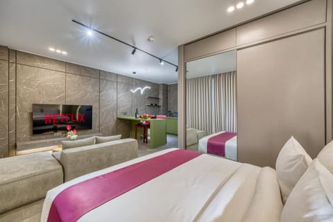 Bed, TV and multimedia, Photo of the whole room, Bedroom
