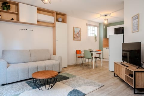 Communal lounge/ TV room, TV and multimedia, Kitchen or kitchenette, Living room, Seating area, Dining area, air conditioner