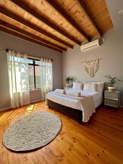 Bed, Bedroom, air conditioner