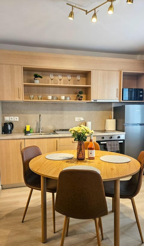 Coffee/tea facilities, Dining area, oven, stove, toaster