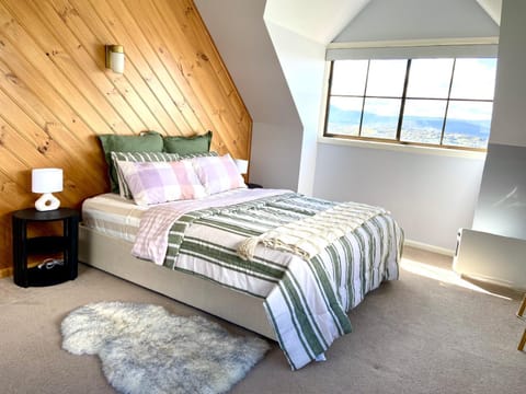 Bed, Natural landscape, Photo of the whole room, Bedroom