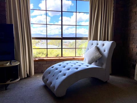 Home in Moonah with beautiful view House in Glenorchy