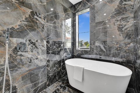 Upscale 4 BDRM Retreat - Mins to Las Olas & Beach House in Fort Lauderdale