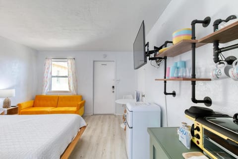 Pineapple Shores Retro Inn House in Daytona Beach Shores