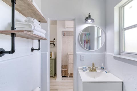 Pineapple Shores Retro Inn House in Daytona Beach Shores