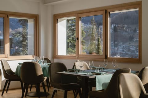 Restaurant/places to eat, Dining area, Breakfast