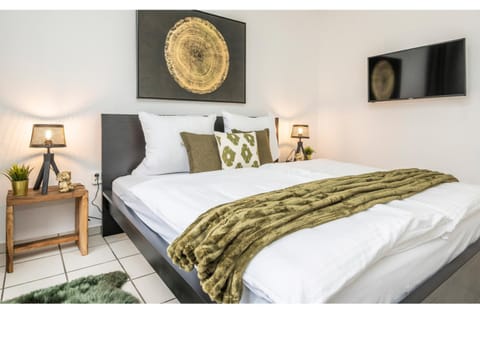 Bed, TV and multimedia, Bedroom