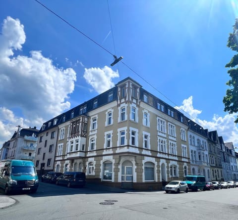 Property building, Day, Neighbourhood, Coffee/tea facilities, City view, Parking