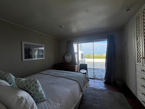 Bed, Natural landscape, Photo of the whole room, Bedroom