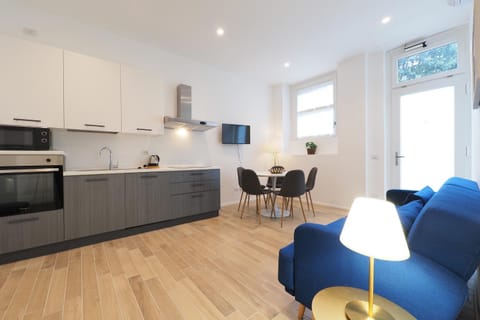 TV and multimedia, Kitchen or kitchenette, Seating area, Dining area, dishwasher, oven, stove