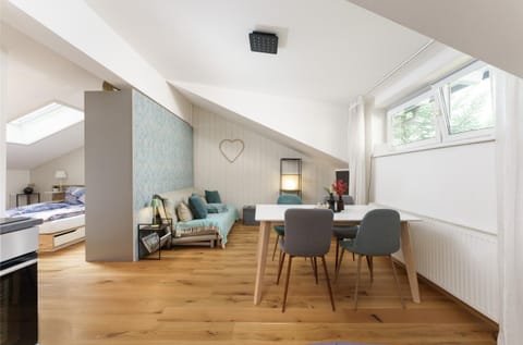 Bed, Living room, Photo of the whole room, Seating area, Dining area, Bedroom