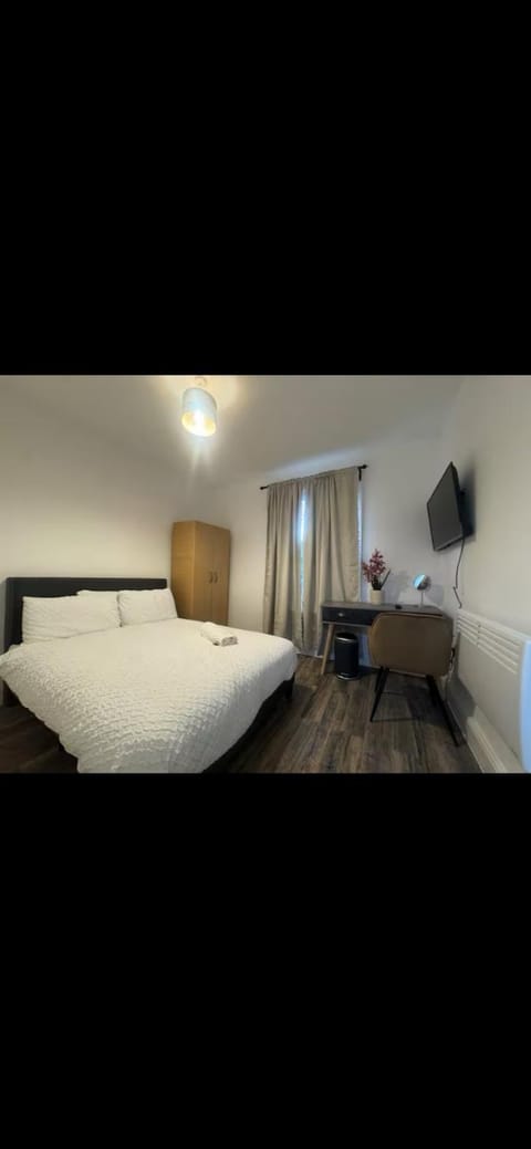 Bed, TV and multimedia, Seating area, Bedroom