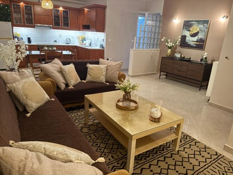 Kitchen or kitchenette, Living room, Seating area, Dining area