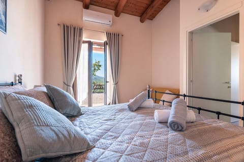 Balcony/Terrace, Bedroom, heating, towels, wardrobe, air conditioner