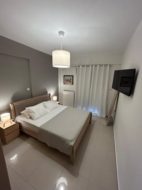 Bed, TV and multimedia, Bedroom, towels