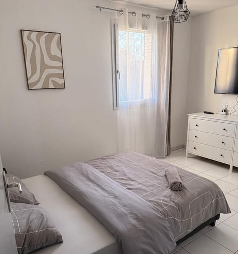 Bed, TV and multimedia, Photo of the whole room, Bedroom