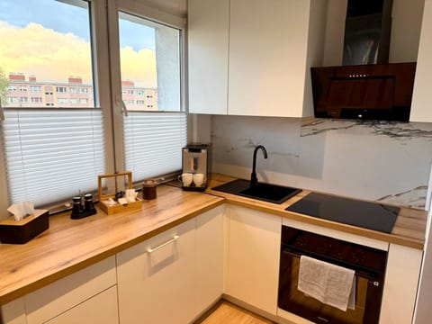 Coffee/tea facilities, Kitchen or kitchenette, stove