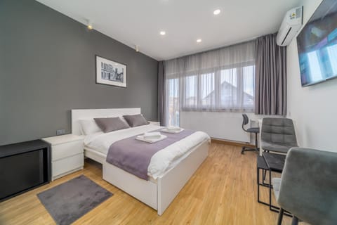 Bed, TV and multimedia, Photo of the whole room, Seating area, Bedroom, minibar