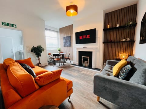 Stylish 5BR 5BA Home in Salford Street Parking House in England