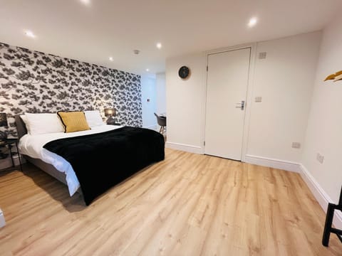 Stylish 5BR 5BA Home in Salford Street Parking House in England