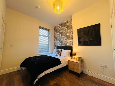 Stylish 5BR 5BA Home in Salford Street Parking House in England