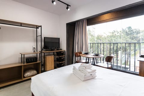 Bed, TV and multimedia, View (from property/room), Photo of the whole room, Dining area, Bedroom, towels