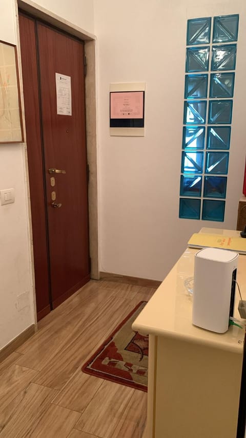 Kitchen or kitchenette, internet