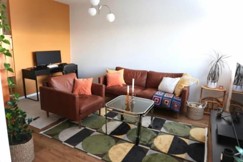 TV and multimedia, Living room, Seating area, Evening entertainment