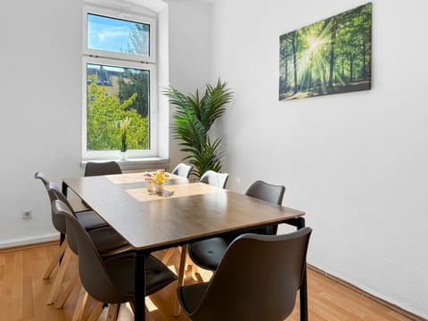 Seating area, Dining area