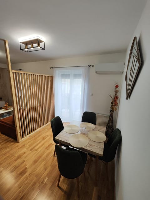 Seating area, Dining area, air conditioner