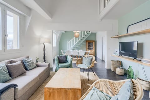 Communal lounge/ TV room, TV and multimedia, Living room, Seating area