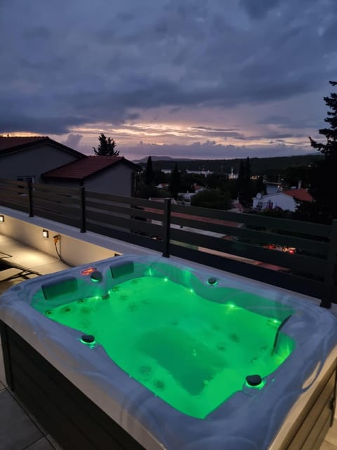 Night, Natural landscape, Hot Tub, Sunset