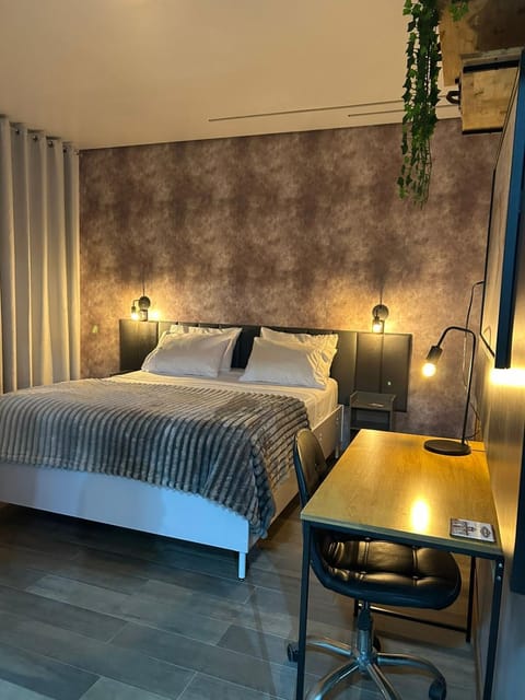 Bed, Photo of the whole room, Bedroom, air conditioner