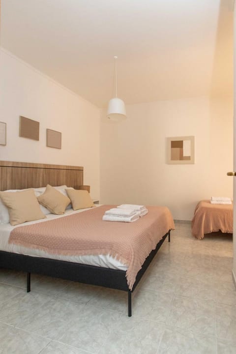 Bed, Photo of the whole room, towels