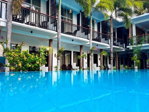Property building, Day, Swimming pool