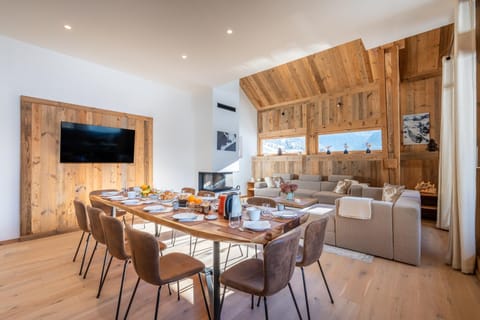 Communal lounge/ TV room, TV and multimedia, Living room, Seating area, Dining area