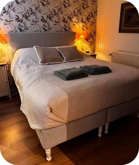 Bed, towels
