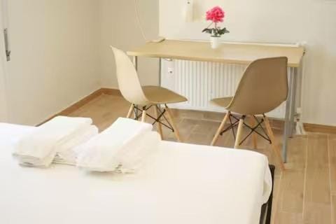 Bed, Dining area, Bedroom