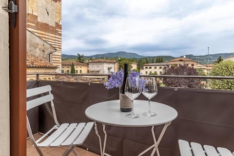 View (from property/room), Balcony/Terrace, Mountain view, Alcoholic drinks