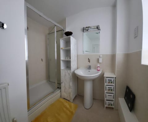 Shower, Toilet, towels