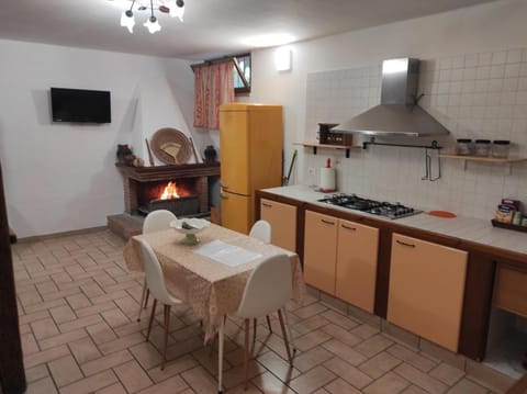 TV and multimedia, Kitchen or kitchenette, Dining area, oven, pet friendly, stove